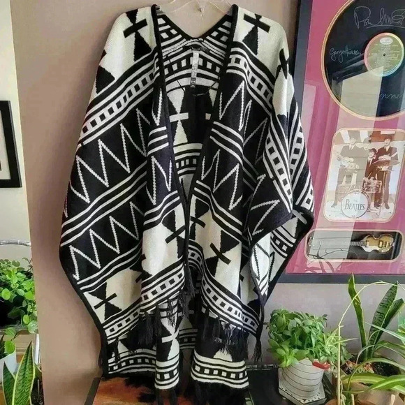 Kensie Poncho One Size Black and White Fringed Tribal Poncho Open Front Azteca - Picture 1 of 13